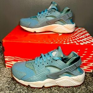 Baby Blue and white Huaraches w/gum bottoms!!! Very comfortable and beautiful